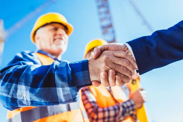 Professionnel du bâtiment avec équipements de sécurité